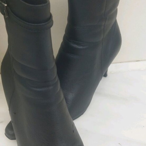 Leather women's ankle boots like new, black, low heel