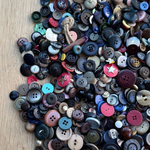 Vintage and retro mixed sewing buttons bulk lot, 1.55 kg