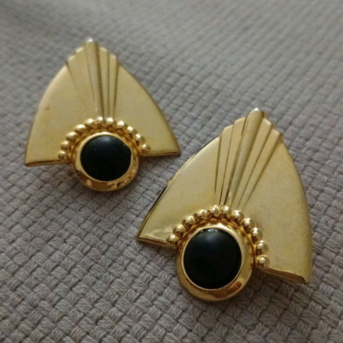 Vintage clip earrings with black stone like new, gold tone