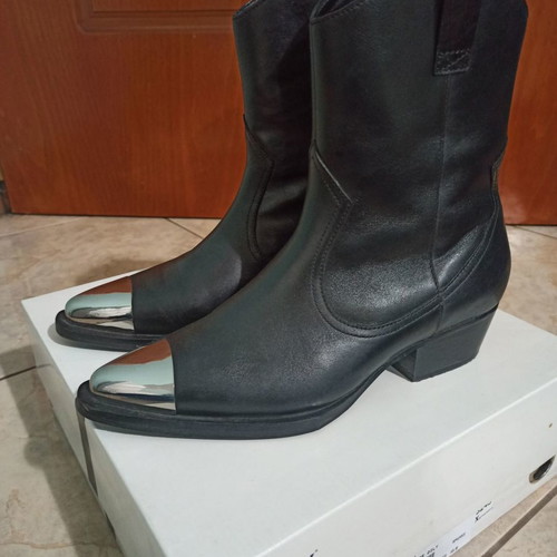 Bronx black leather ankle boots used with square heel size 39