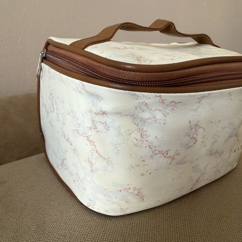 Toiletry bag with large capacity for creams and cosmetics