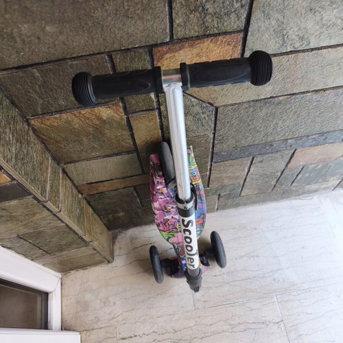 Scooter with 4 wheels, brake and adjustable handlebar