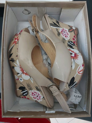 Women’s peeptoe shoes like new, size 37.5, beige