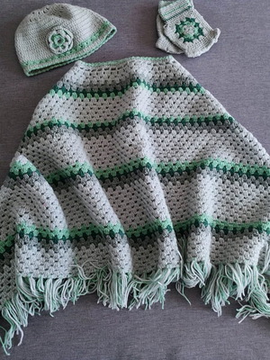 Handmade poncho set with gift hat and gloves, like new, soft colors