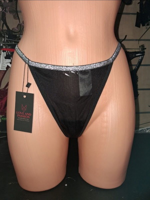 Μαύρο string εσώρουχο με strass, σχέδιο με τρεις καρδιές
