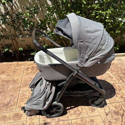Inglesina Aptica Darwin baby transport system used with isofix base and 2 bags