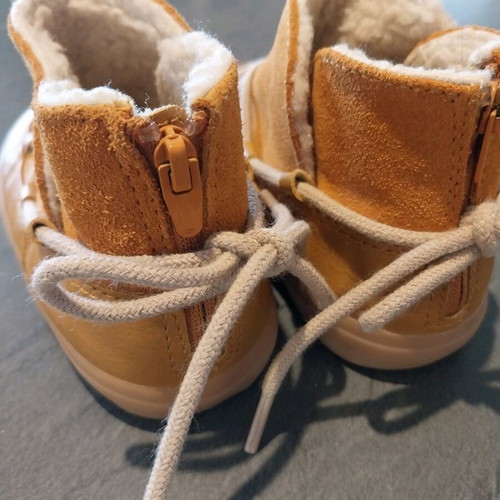 Zara suede boots new, size 24 with fur lining