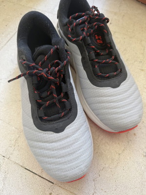 Under Armour HOVR Mega αθλητικά παπούτσια σαν καινούργια, μέγεθος 45, γκρι