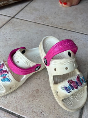 Crocs πέδιλα σαν καινούργια, άσπρα με πεταλούδες, νούμερο 27