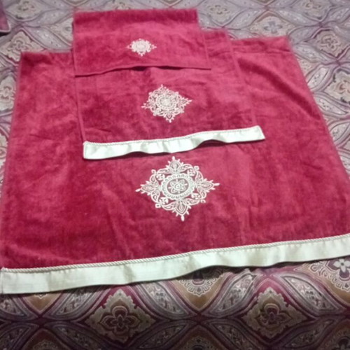 Towel set for bath like new for decoration