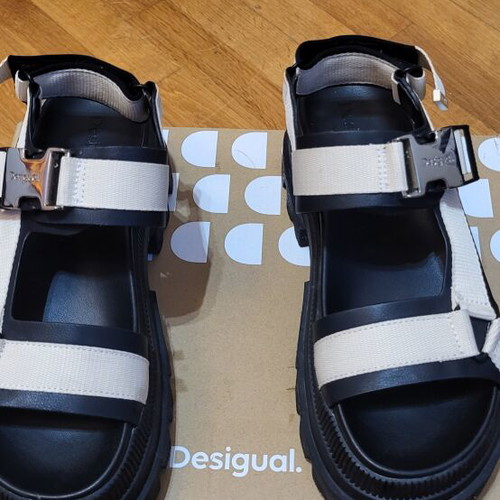 Desigual Chunky Platforms size 36 like new, beige and black