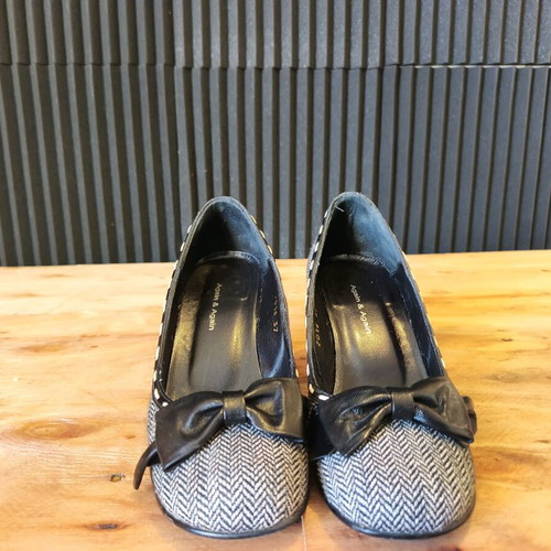 Again & Again Pumps size 38 like new, leather interior, fabric texture