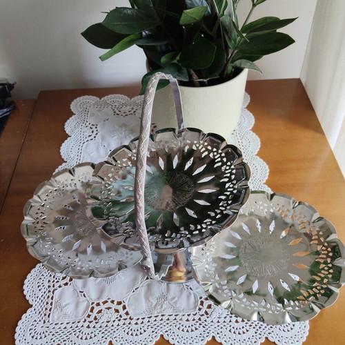 Vintage silver-plated serving trays like new, flower-shaped with embossed handle