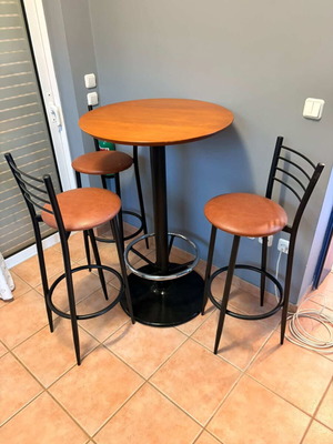 Bar table set with 3 stools like new