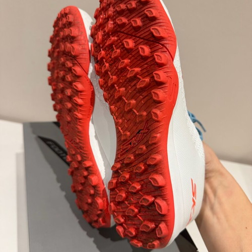 Skechers Soccer Shoes SKX_2 JR Youth TF like new, white and blue, size 35