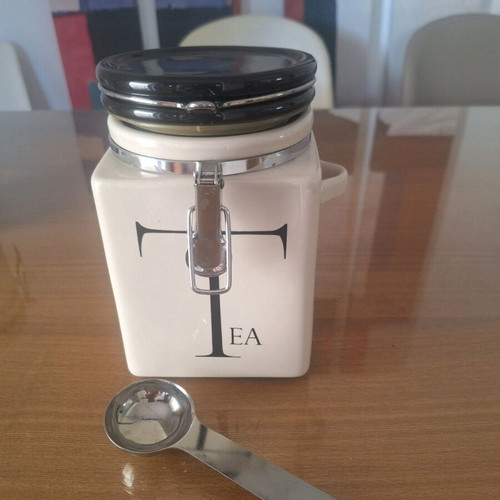 Tea storage container like new with metal clasp and spoon