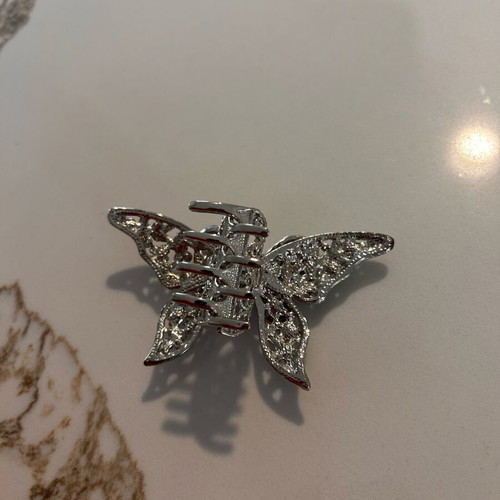 Butterfly-shaped hair clip like new