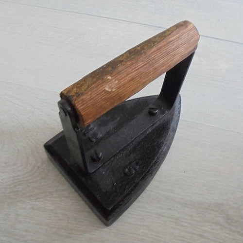 Cast Iron Iron No 5 used, vintage retro item with wooden handle