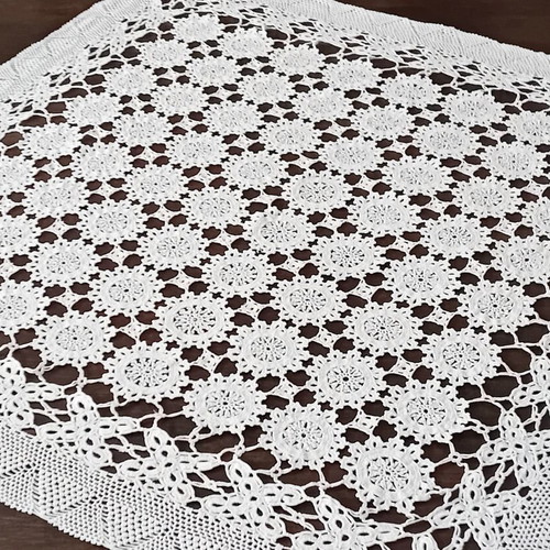Crochet tablecloth white with daisy pattern like new