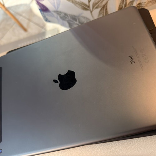 iPad 9th Gen A2604 used for spare parts