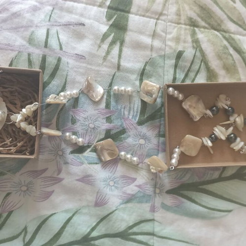 Jewelry set with pearls and handmade shell necklace like new, beige and white