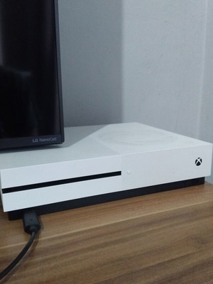 Xbox One S μεταχειρισμένο με ενσύρματο χειριστήριο Hori σε καλή κατάσταση