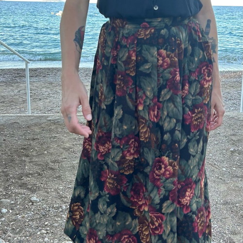 Vintage skirt like new with floral pattern, size M