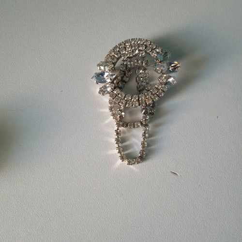 Pins like new, set of two with clasp and magnet