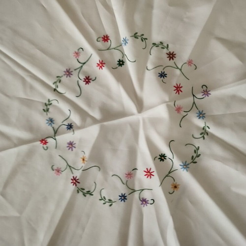 Round embroidered tablecloth 140 cm used with fringes
