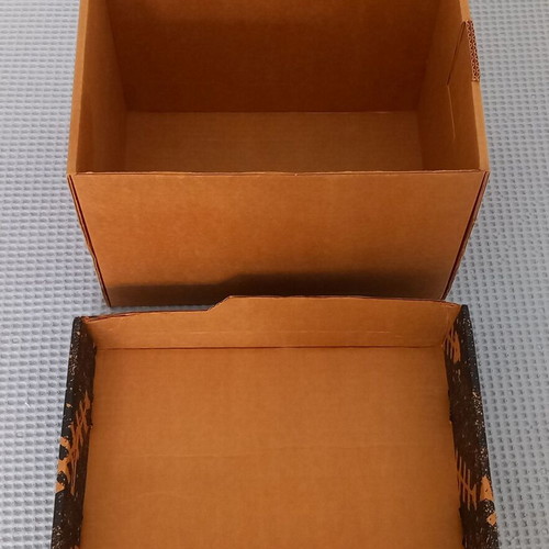 Cardboard box with lid used, dimensions 33x23x22.5 cm