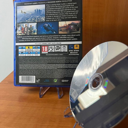 Grand Theft Auto V PS4 used, complete edition