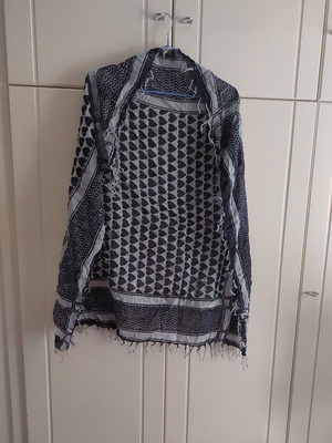 Alexi Andriotti scarf with fringes 100% cotton used