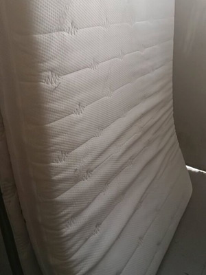 Bo Concept Foam Mattress 160x200x20 like new, removable cover