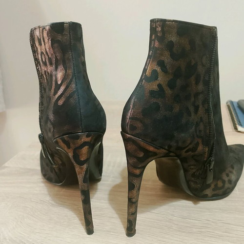 Mia Shoes ankle boots like new, black animal print with gold tones