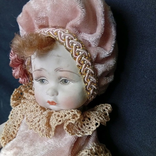 Porcelain doll like new, 21 cm