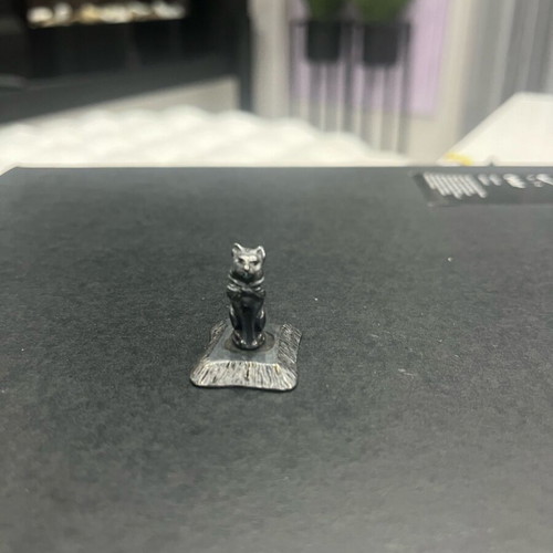 Metal miniature cat like new with base and detailed work