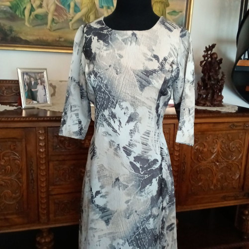 Women's printed dress like new in gray and beige