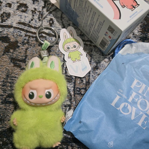 Labubu Pin for Love (V) new, authentic from Popmart