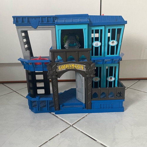 Batman Jail like new with Batman and Joker, light-up