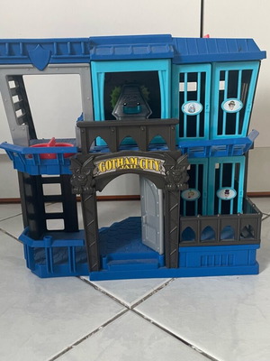Batman Jail like new with Batman and Joker, light-up