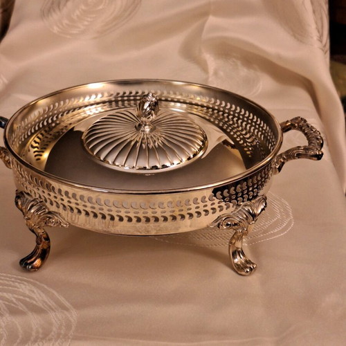 Silver-plated base with lid for Pyrex like new