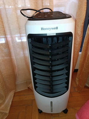 Portable air conditioner small like new