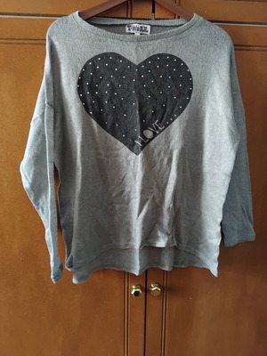 Twill gray sweater with heart design used, size L/XL