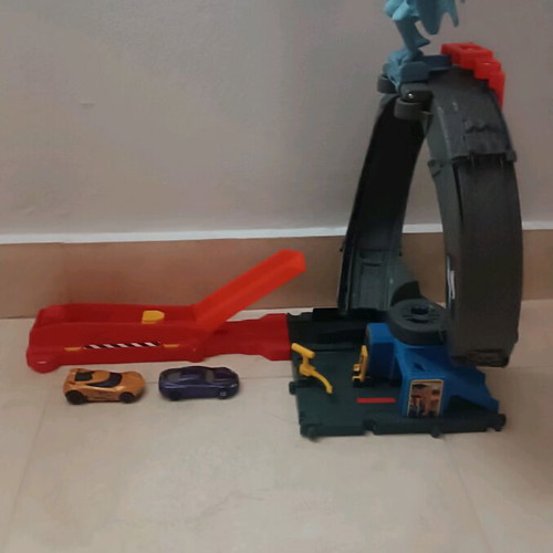 Mattel Hot Wheels City Bat Track like new with two cars