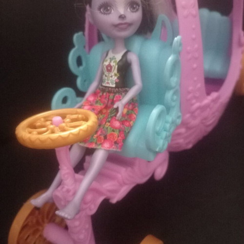 Enchantimals Mattel set with Royal Rolling Carriage and Sage Skunk doll