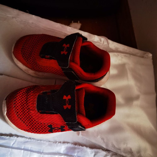 Under Armour kids red athletic shoes like new, size 23.5