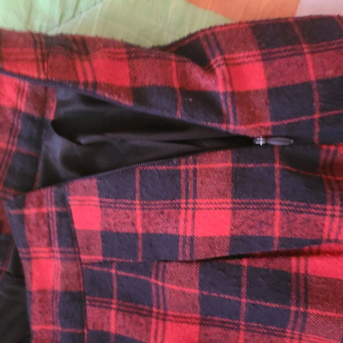 Tartan bloomers skirt like new, size M, black and red