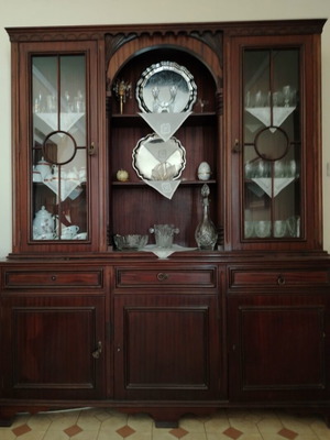 Dining set made of solid wood like new with extendable round table, 4 chairs and large buffet cabinet