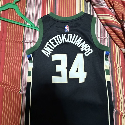 Antetokounmpo Jersey small kids, like new, authentic