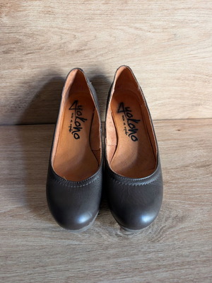 Yokono brown leather pumps size 36 like new